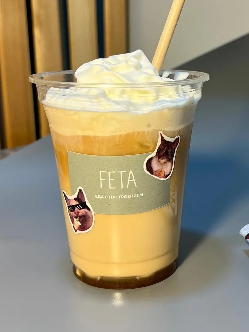 Айс Латте со взбитыми сливками от Feta